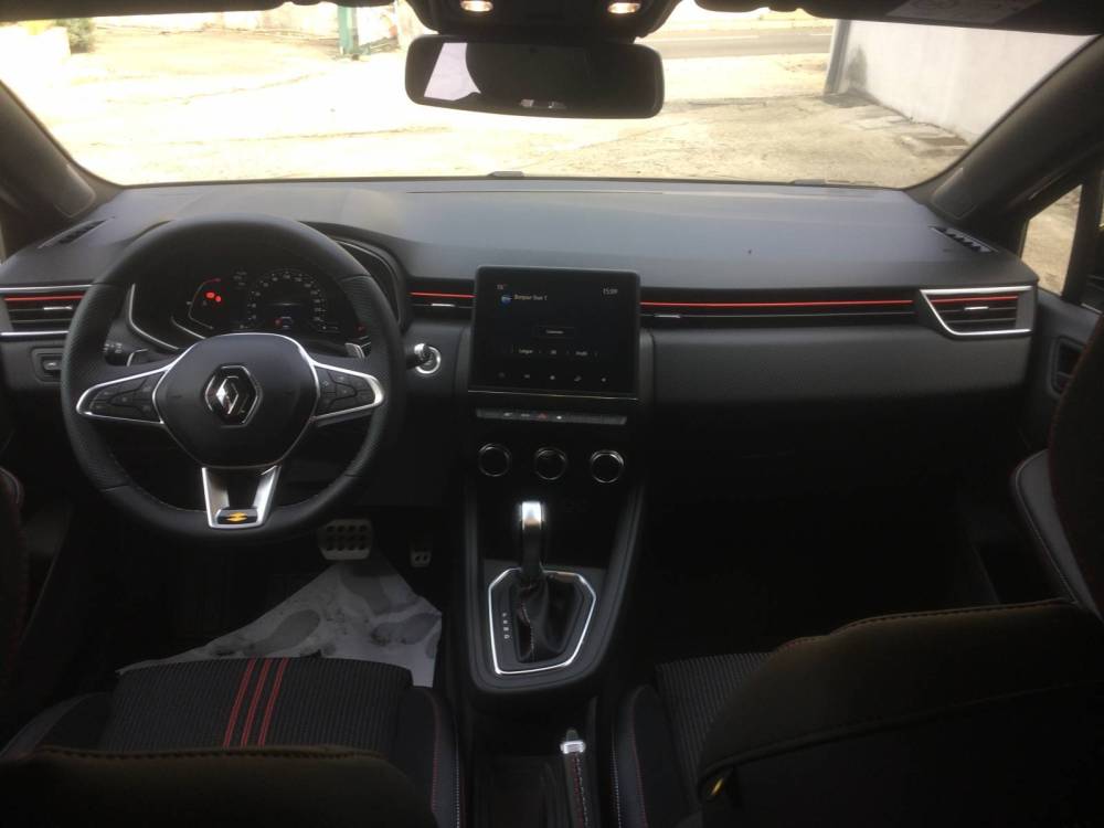 Vente d'une voiture neuve RENAULT Clio V essence avec peu de kilomètres vers Grenoble en Isère
